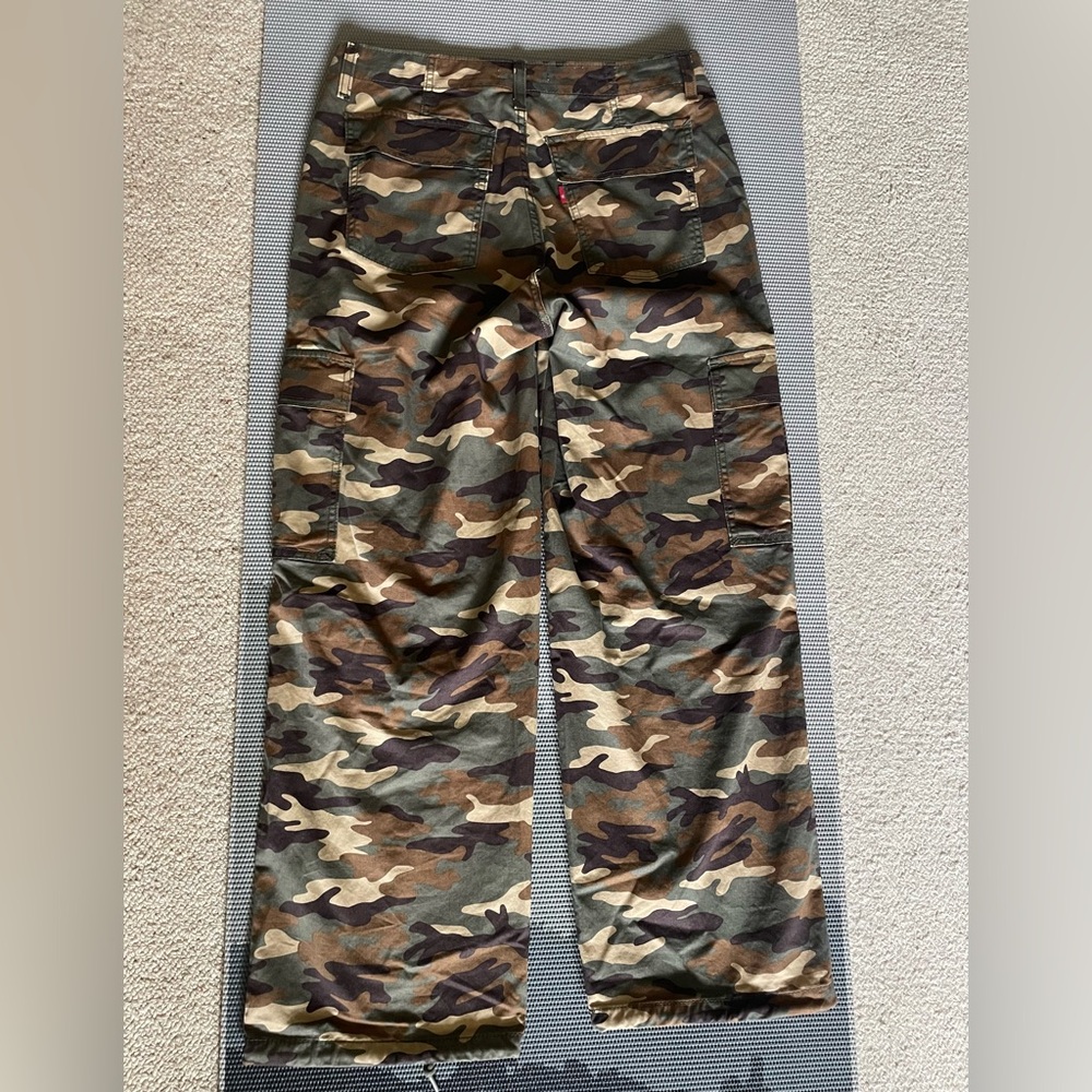 Women’s Levi’s ‘94 Camo Cargo Pants Size 28